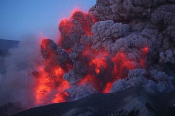 Eyjafjallajökull, Islande, 8 mai 2010 - explosions de cendres incandescentes au crépuscule (Photo: Martin Rietze)