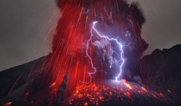 Foudre dans une colonne d'éruption suite à une explosion du volcan Sakurajima, Japon (2013) (Photo: Martin Rietze)