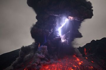 Lightning in eruption column from an explosion of Sakurajima volcano, Japan (2013) (Photo: Martin Rietze)