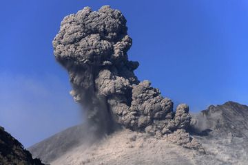 Panache d'éruption et petite coulée pyroclastique lors d'une explosion volcanique du volcan Sakurajima, Japon (2013) (Photo: Martin Rietze)