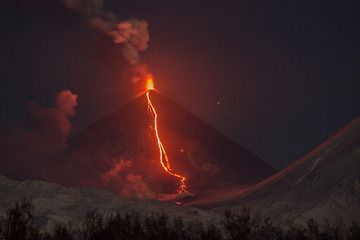 Kyuchevskoy volcano with lava flow during the eruption Oct 2013 (Photo: Martin Rietze)