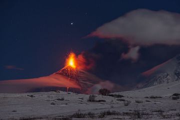 Kyuchevskoy volcano with ash plume during its paroxysmal eruption Oct 2013 (Kamen volcano to the right) (Photo: Martin Rietze)