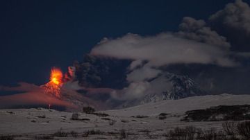 Kyuchevskoy-Vulkan mit Aschewolke, Kamen-Vulkan rechts, während des Ausbruchs im Oktober 2013 (Photo: Martin Rietze)