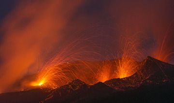 Strombolianische Aktivität beim Ausbruch des Vulkans Fogo (Kap Verde) am 30. November 2014 (Photo: Martin Rietze)