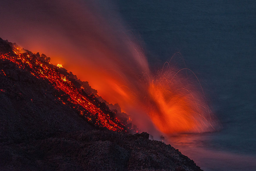 Küstenexplosion am Vulkan Stromboli, als der Lavastrom am 11. August 2014 das Meer erreichte (Photo: Martin Rietze)