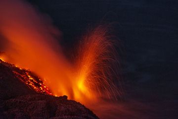 Küstenexplosion am Vulkan Stromboli, als der Lavastrom am 11. August 2014 das Meer erreichte (Photo: Martin Rietze)