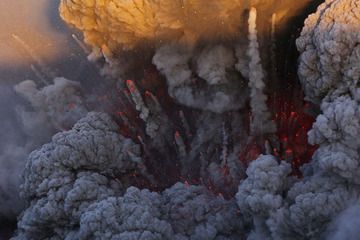 Eyjafjallajökull, Island, 8. Mai 2010 – Zoom in die Explosion (Photo: Martin Rietze)