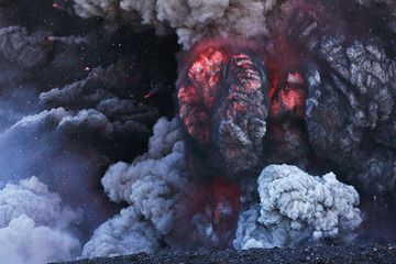 Eyjafjallajökull, Islande, 8 mai 2010 - panaches de cendres rougeoyantes en expansion (Photo: Martin Rietze)