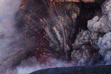 Eyjafjallajökull, Island, 8. Mai 2010 – phreatomagmatische Explosionen mit Schwanzstrahlen von Lavabomben (Photo: Martin Rietze)