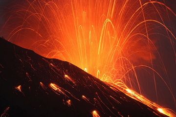 Éruption strombolienne du volcan Sakurajima, Japon (Photo: Martin Rietze)