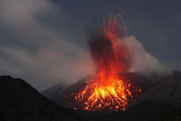 Explosion volcanique au clair de lune du volcan Sakurajima, Japon (Photo: Martin Rietze)