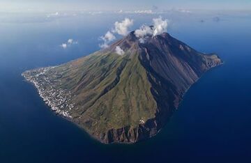 Luftaufnahme der Insel Stromboli von Nordosten aus gesehen (Juni 2017) (Photo: Martin Rietze)