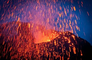 Feuerwerk am Stromboli, Italien. Das Foto wurde im Frühjahr 2009 aufgenommen und zeigt eine Explosion des Nordostkraters des in der Abenddämmerung. 
Im ersten Halbjahr 2009 war insbesondere der NO Krater in spektakulärer, kräftiger Tätigkeit. Er baute sich damals zu einem großen Kegel auf, der die Gestalt der Kraterterrasse dominierte. Obwohl seitdem zahlreiche weitere Änderungen in der Morphologie des Kraters geschehen sind, ist der Kegel immer noch einer der eindrucksvollsten Merkmale des Stromboli-Kraters. 
Wir haben dieses als "Bild des Monats" Dez 2011 ausgewählt und gratulieren Christian zu seinem Gewinn eines 500 EUR Reisegutscheins! (Photo: muepla)