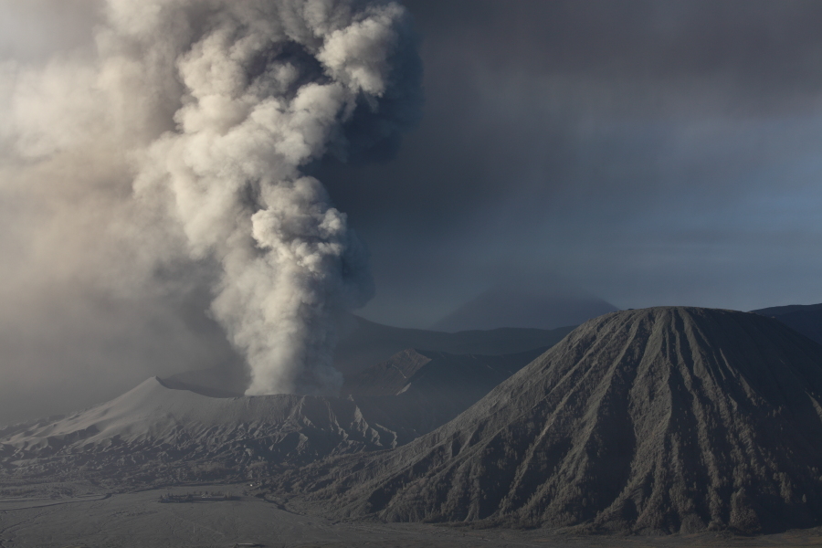 Ascheemissionen des Bromo-Vulkans (Ost-Java, Indonesien) im März 2011 (Photo: Richard Roscoe)