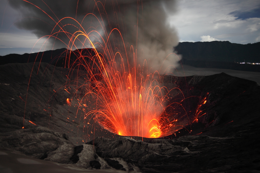 Strombolianische Aktivität im Bromo-Krater, Ost-Java, Indonesien (2011) (Photo: Richard Roscoe)