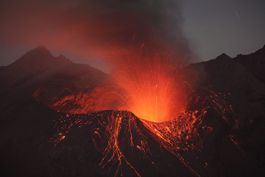 Showa crater, Sakurajima volcano, strombolian eruption following vulcanian explosion (01.01.10) (Photo: Richard Roscoe)