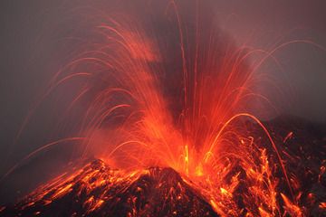 Cratère Showa (volcan Sakurajima), éruption vulcanienne (01.01.10, 00:05) (Photo: Richard Roscoe)