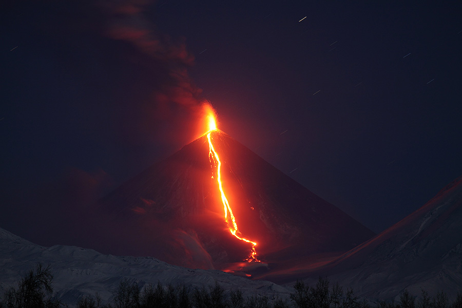 Strombolianische Aktivität am Vulkan Kljutschewskoi, begleitet von Lavastrom (Okt. 2013) (Photo: Richard Roscoe)