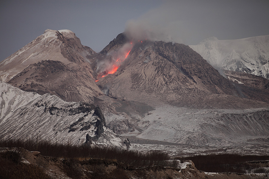 Aktiver Lavadom des Vulkans Shiveluch im Jahr 2013; Auf der rechten Seite der Kuppel liegt ein extrudierter, zähflüssiger Lavastrom aus dem Jahr 2011. (Kamtschatka Okt. 2013) (Photo: Richard Roscoe)