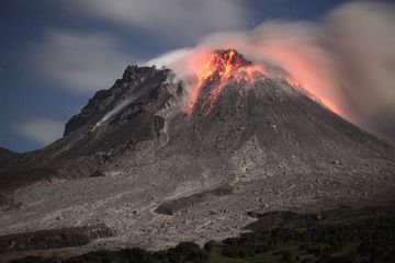 Dôme de lave du volcan Soufrière Hills (Montserrat) la nuit, 28 janvier 2010 (Photo: Richard Roscoe)