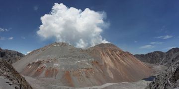 Volcán de cúpula de Chaitén lava visto desde el borde de la Caldera de Norte en 06 de diciembre de 2009 (cosido de panorama). Cúpula estaba en fase de desgasificación y bajo l... (Photo: Richard Roscoe)