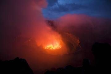 Wenn es eine Hölle gibt, sollte dies eines der Haupttore sein. Das rote Leuchten der kochenden Lava in der Abenddämmerung. (Photo: shinkov)