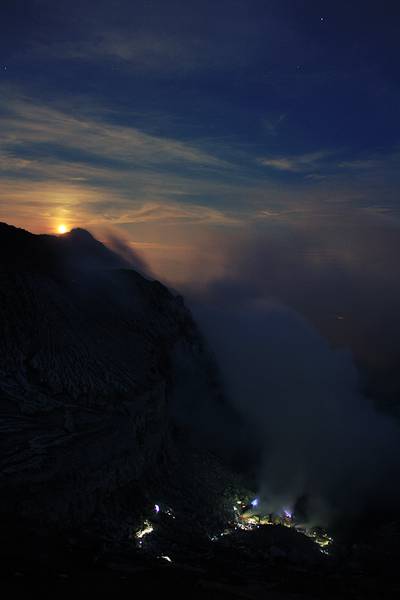 Bluefire, the burning sulphur in Ijen Crater (Photo: sonyxyde)