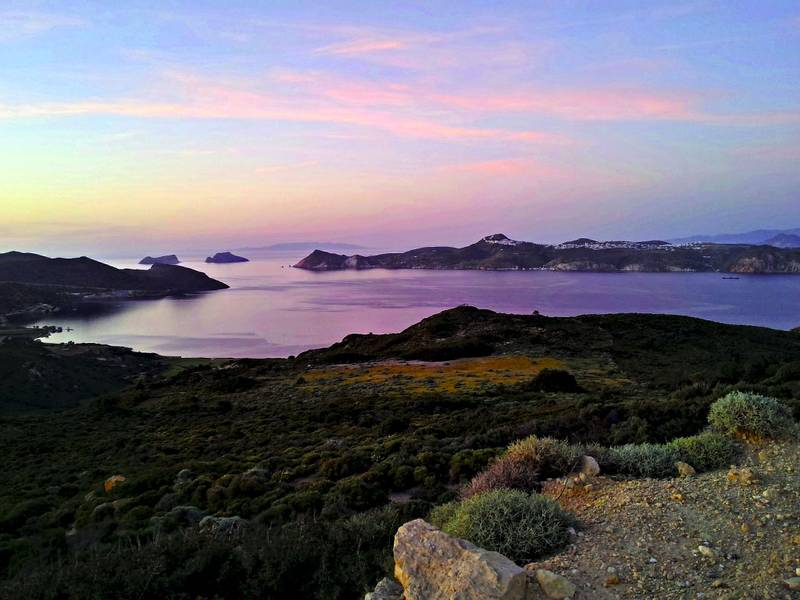 View onto the bay of Milos island (Photo: Tobias Schorr)