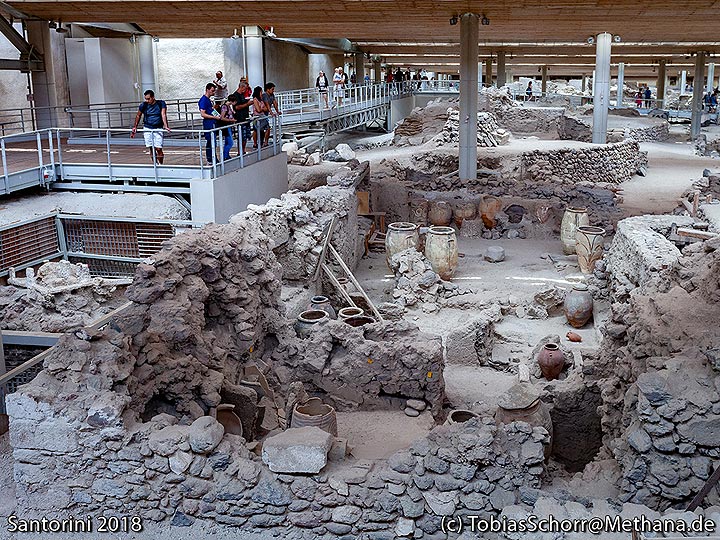 Prähistorische Ausgrabungen in Acrotiri. Zu sehen ist der minoische „Laden“. (Photo: Tobias Schorr)