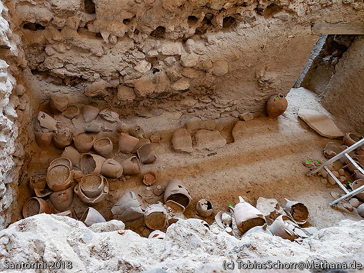 Die Kochgefäße in einem prähistorischen Haus bei den Acrotiri-Ausgrabungen. (Photo: Tobias Schorr)