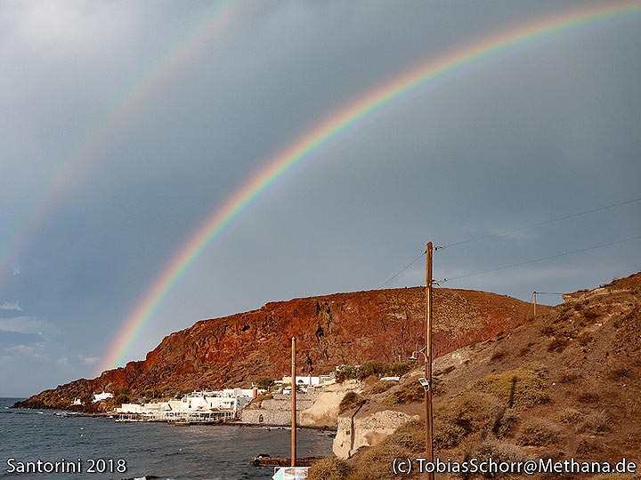 Rainbow over the cinder cone of the "red beach" at Acrotiri. (Photo: Tobias Schorr)