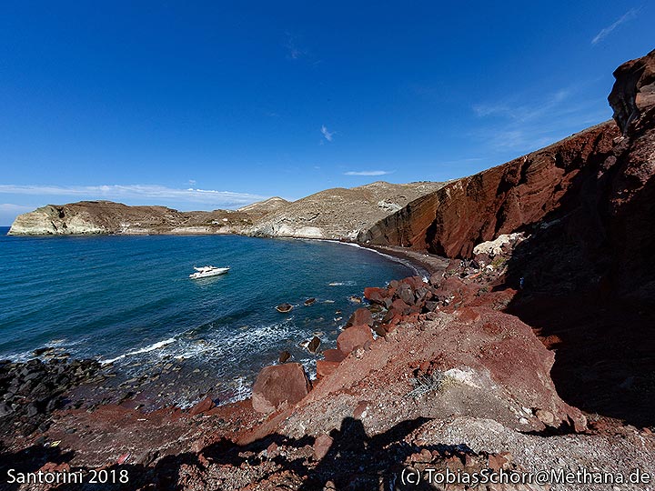 Der berühmte „rote Strand“ am vulkanischen Schlackenkegel bei Acrotiri. (Photo: Tobias Schorr)