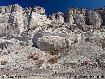 One of the classical sites of Santorini´s geology. The pumice walls at the Mavromati quarry. (Photo: Tobias Schorr)