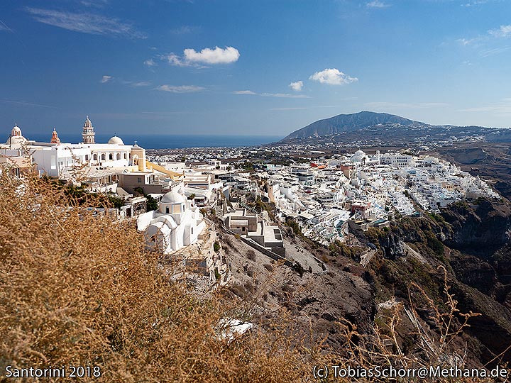 Ville de Fira sur la falaise de la caldeira de Santorin, Grèce (Photo: Tobias Schorr)