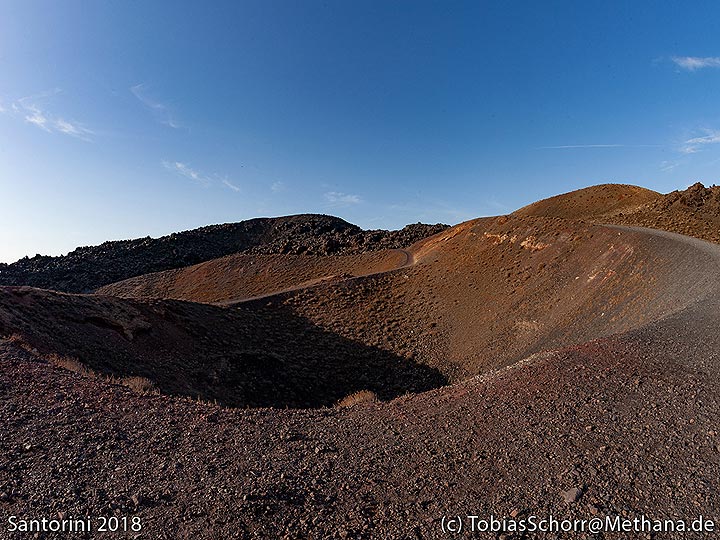 L'un des cratères Daphné sur l'île de Nea Kameni. (Photo: Tobias Schorr)