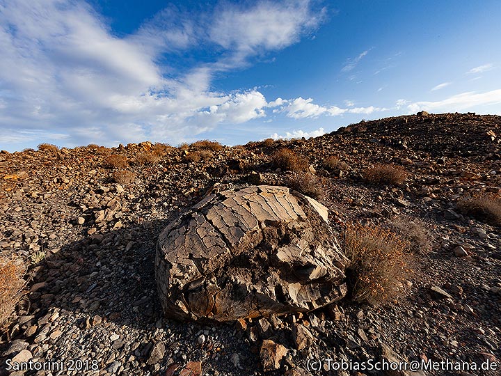 The famous breadcrust bomb on Nea Kameni island. (Photo: Tobias Schorr)