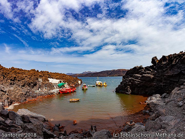 The harour bay of Palia Kameni island. (Photo: Tobias Schorr)