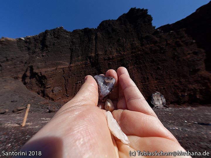 A little piece of agate from the red beach cinder cone. (Photo: Tobias Schorr)