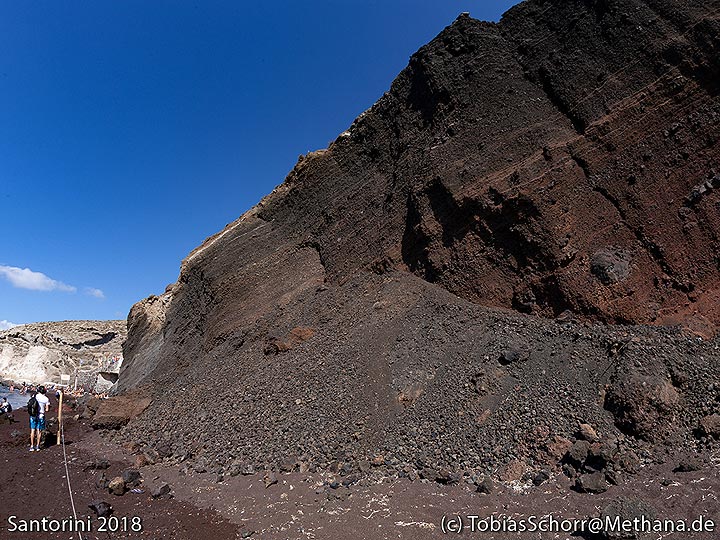 The lapilli walls of the red beach cinder cone. (Photo: Tobias Schorr)