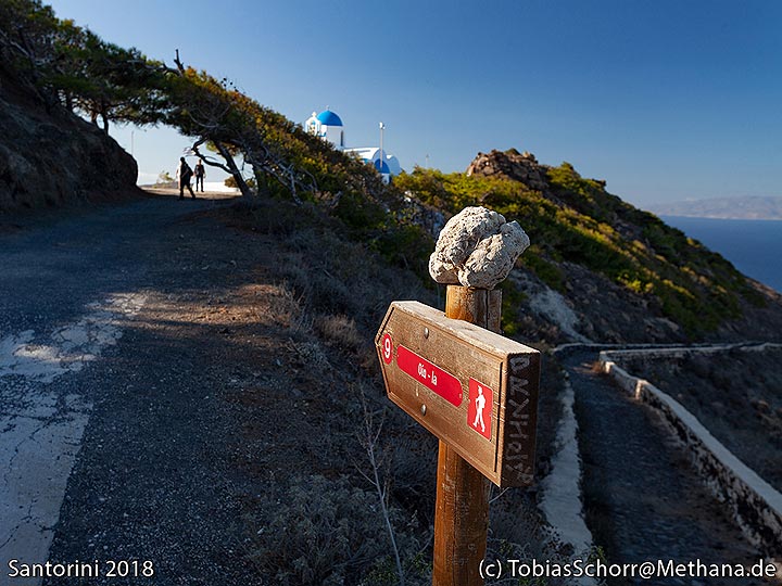 Hiking path sign and an stromatolithe. (Photo: Tobias Schorr)