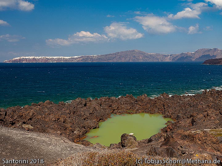 Le petit lac de cratère sur l'île de Palia Kameni. (Photo: Tobias Schorr)