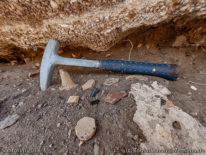 Minoan ceramics and an obsidian knife at the border line of the Minoan eruption. (Photo: Tobias Schorr)
