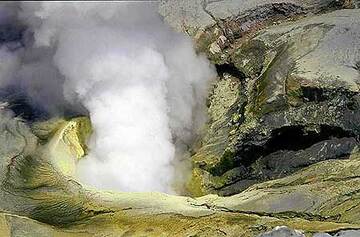 Bromo's crater with yellow sulfur deposits (Photo: Tom Pfeiffer)