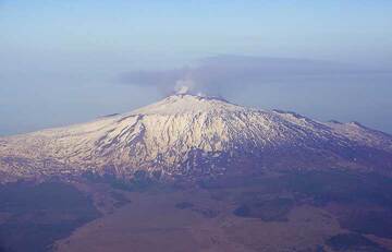 Snow-covered Etna volcano seen from the West from the Alitalia flight to Catania on 30 April 2012 (Photo: Tom Pfeiffer)