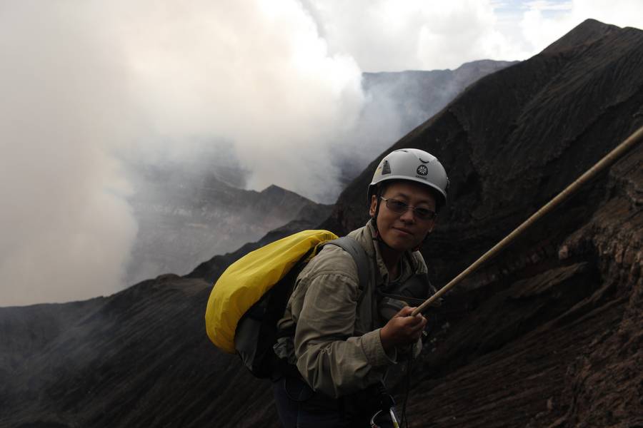 Our team member Jennifer during the descent into the Bembow crater, Ambrym, Vanuatu (Photo: ulla)