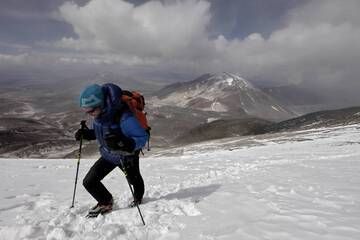 Basti Hofmann traverse un champ de neige avec des crampons à 6500m d'altitude (Photo: ulla)