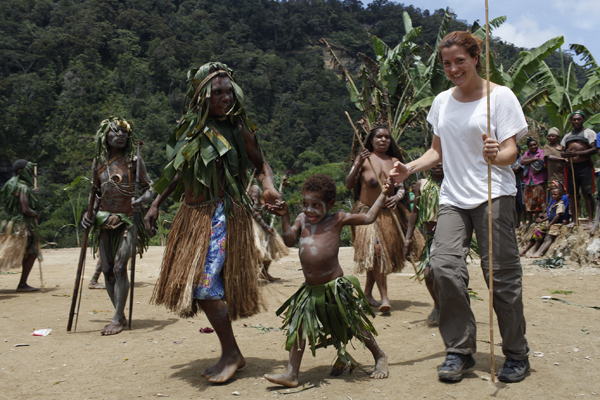 Eva learns the local Anga dance in one the remotest regions of Papua New Guinea (Photo: ulla)