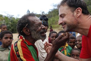 Village Chief Gemtasu greets Axel with the traditional Anga greeting. (Photo: ulla)