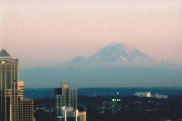 Mount Rainier, Washington, bei Sonnenuntergang von der Innenstadt von Seattle (Spitze der Space Needle).
5. Oktober 2009 (Photo: volcanomike)