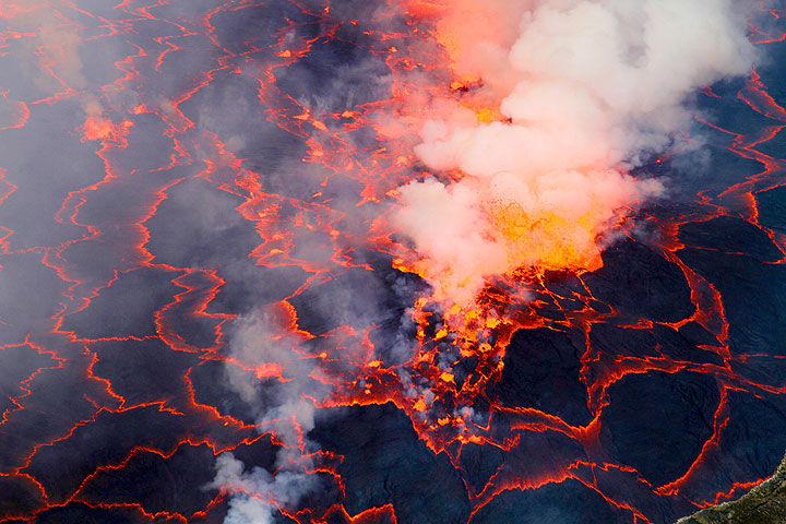 View onto the lava lake. (Photo: Yashmin Chebli)